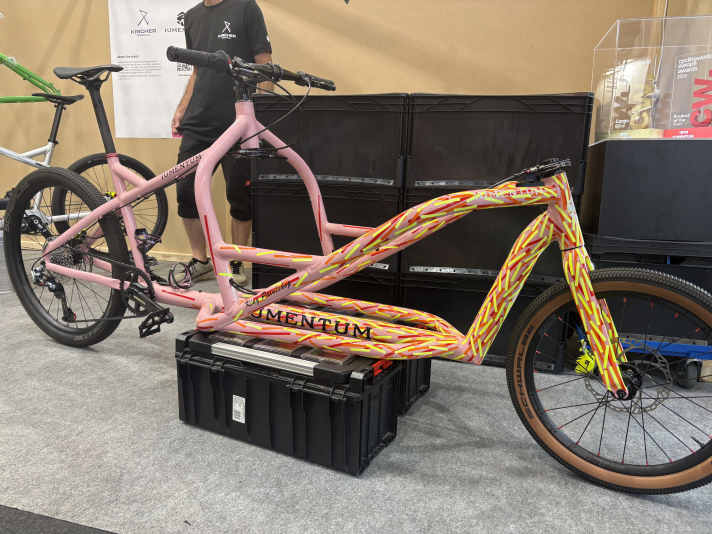 Cargo bikes don’t have to be heavy: the Iumentum Cargobike, weighing just 14.8 kilos, proves just that.