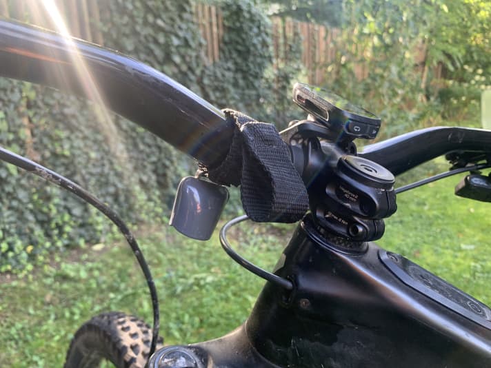 The magnetic strap clicks reliably into place on the handlebars. One-handed operation par excellence!