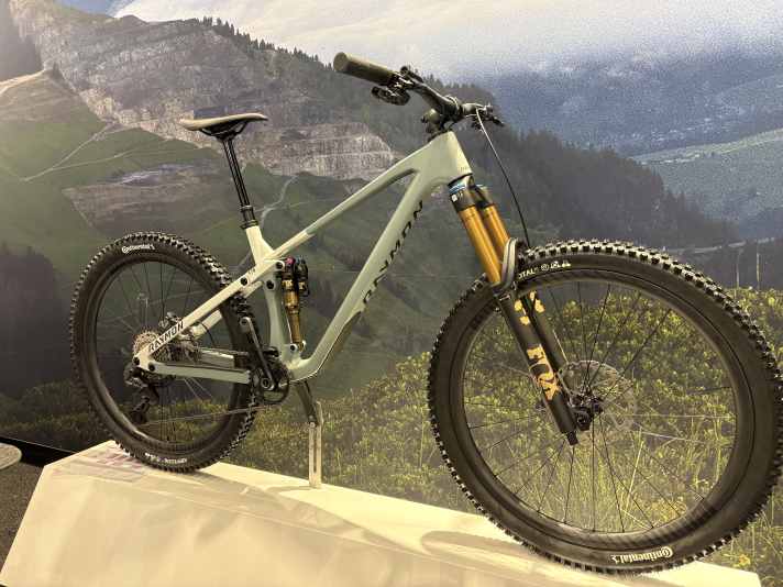Das Raymon Rokua LT Ultra kommt mit Vollcarbonrahmen und Factory-Fahrwerk von Fox kostet 5499 Euro.