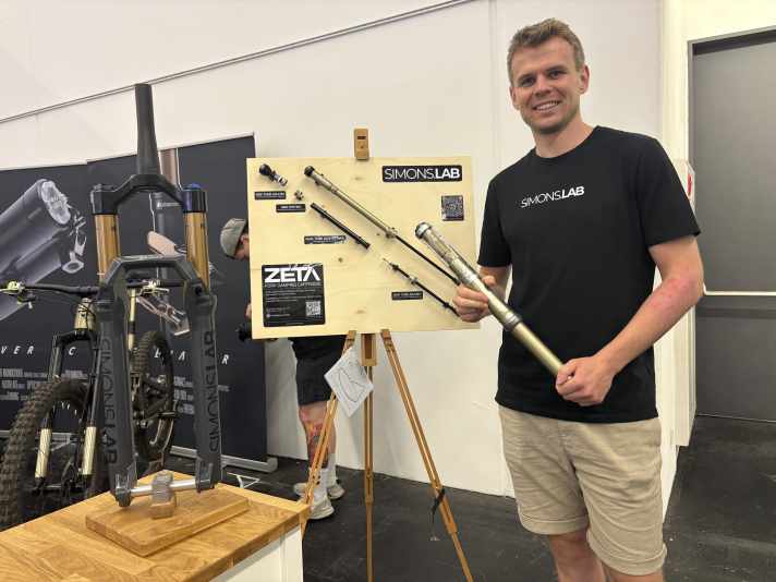 Engineer Simon has developed his own cartridge, which allows aftermarket tuners to test a particularly wide range of adjustment options. The show fork is a hybrid featuring RockShox ZEB casting and a Fox Kashima coating.