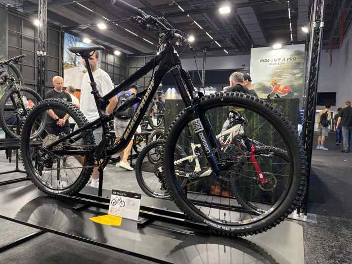 Günstig Ballern: Das brandneue Nukeproof Alu-Enduro Tracker FS gibt es bereits für unter 2500 Euro.