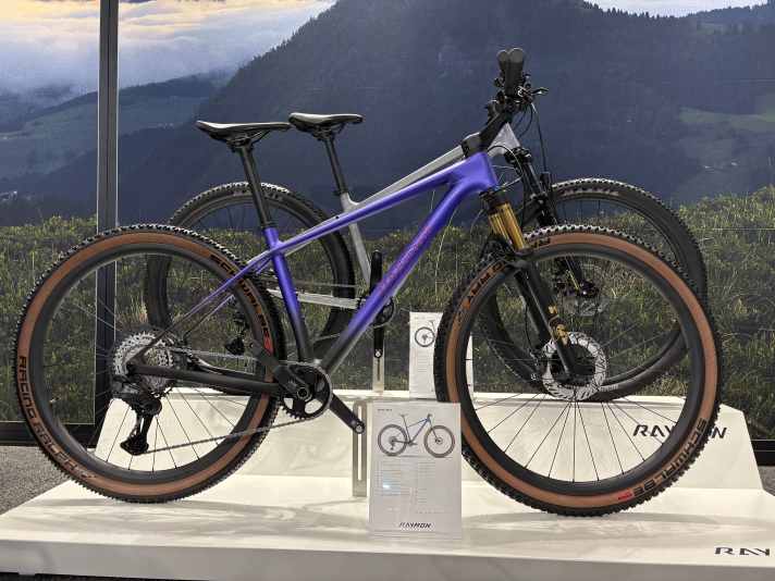 Raymon is adding a classic carbon hardtail to its range. With 100 millimetres of suspension travel, the Arid takes a conservative approach.