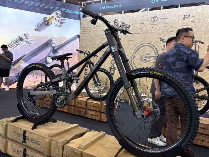 Stabelead zeigt einen krassen Downhill-Prototypen mit allerlei Eigenentwicklungen. Zu Kaufen gibt es die Produkte noch nicht.