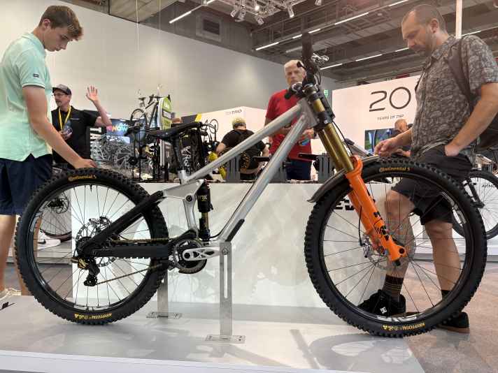 Eines der schnellsten Bikes der Welt: Das Frameworks DH von Asa Vermette.