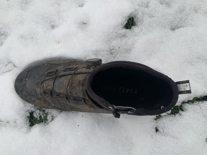 Durch diese schmale Gasse muss man kommen. Nur mit etwas Fußakrobatik gelingt der Einstieg.