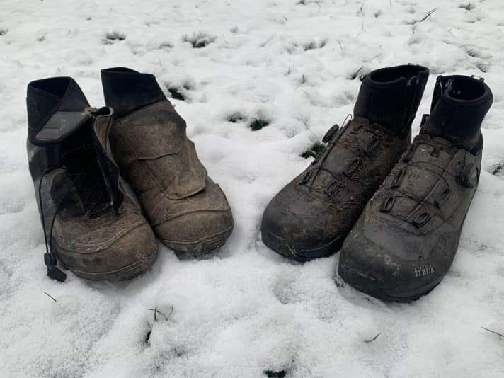 Den Shimanoschuh links hat Tester Christian Schleker seit Jahren im Einsatz. Der Fizik ist im direkten Vergleich bei der Wärmeisolierung besser. Auch optisch wirkt er schicker, aber mal sehen, wie das in ein paar Jahren aussieht. Vielleicht haben wir dann alle KI-optimierte Thermosneaker an, die aussehen, wie vom anderen Stern...
