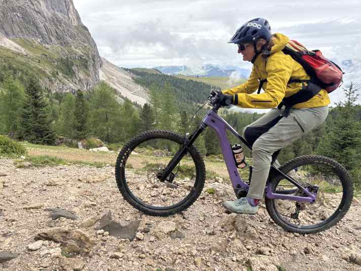 Volle Kontrolle: Auch auf ruppigen Trails bergauf hält die ausgewogene Sitzposition das Bike stabil am Boden.