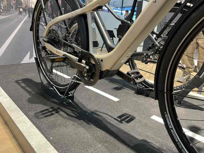 The urban e-bike Revo-C from manufacturer Velo De Ville was presented at the Eurobike 2025 trade fair. It is powered by an electric motor from DJI Avinox with a maximum torque of 105 Nm. Power is supplied by a 600 Wh battery, which also comes from DJI Avinox.