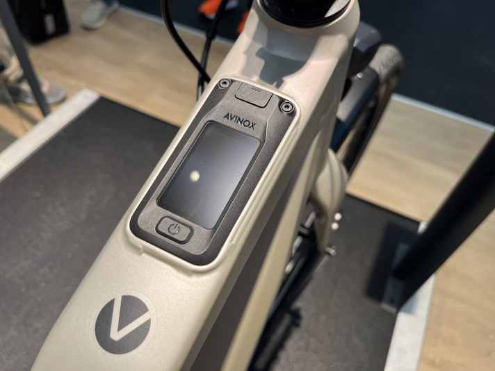 The display is discreetly integrated into the top tube and shows the most important riding data of the Velo De Ville Revo-C.