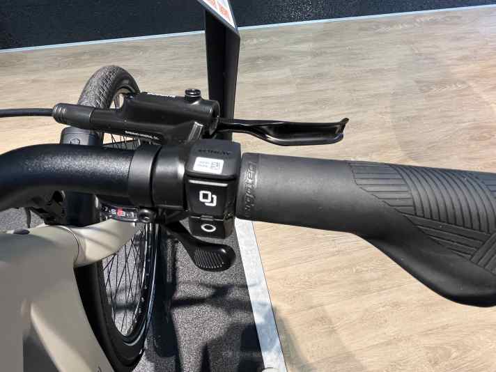 Use the buttons on the right-hand control element to click through the menu.