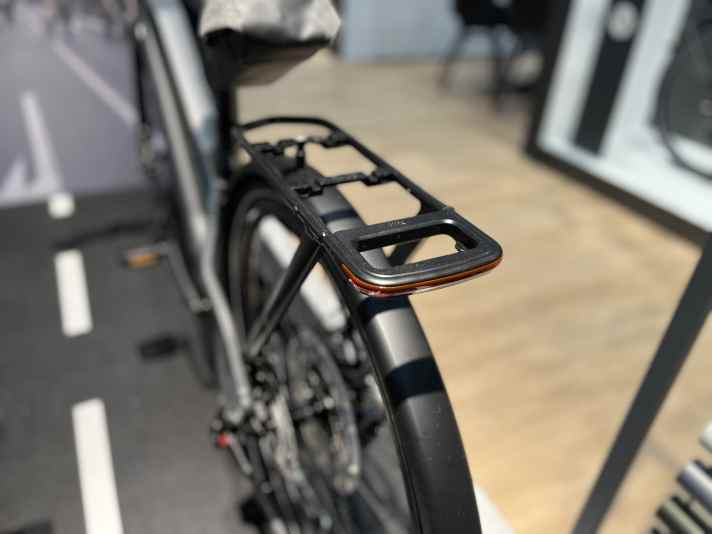 State of the art: The rear light, which also has a brake light function, is discreetly integrated into the pannier rack.