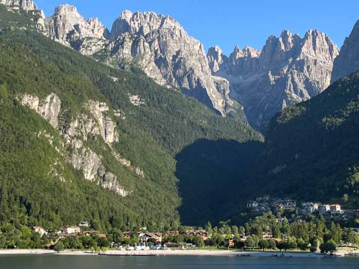 Hier kann man es aushalten! Direkt am See mit Blick auf die Brenta-Dolomiten liegt das Campgelände.