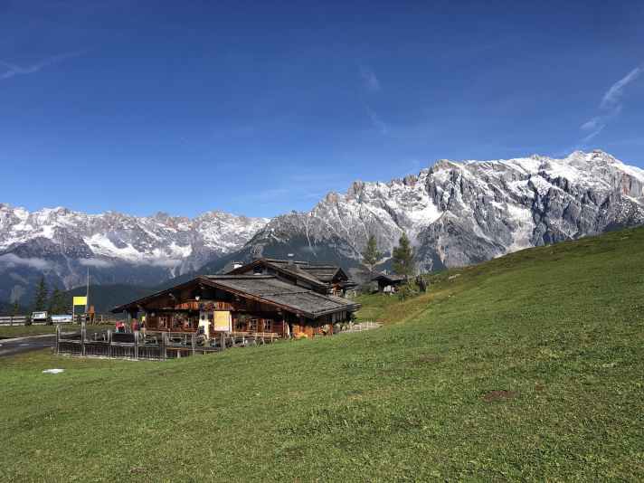 Schneebedeckte Felsgipfel und urige Almhütten werden bei Gravel Peaks ein beliebtes Fotomotiv sein.