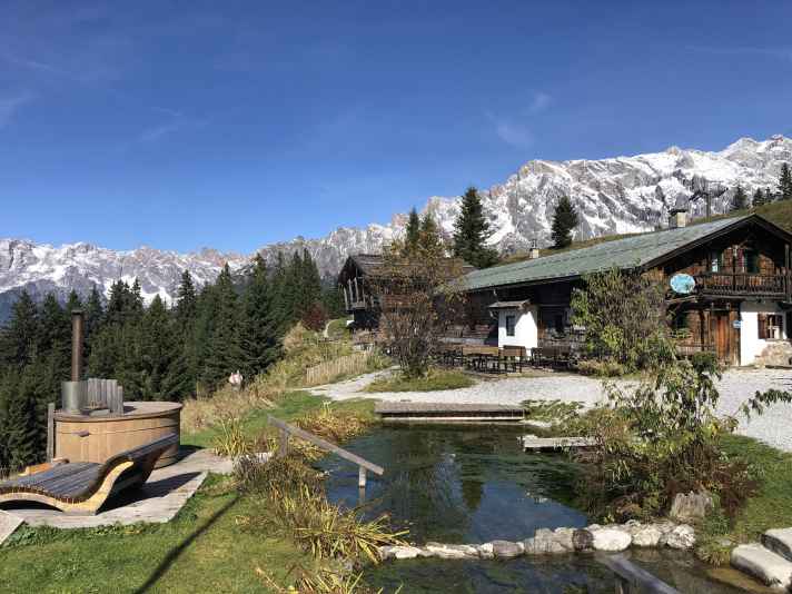 Die zahlreichen Alm-Hütten bieten Platz zum Verschnaufen und das ein oder andere Erinnerungsfoto auf der Sonnenterrasse.