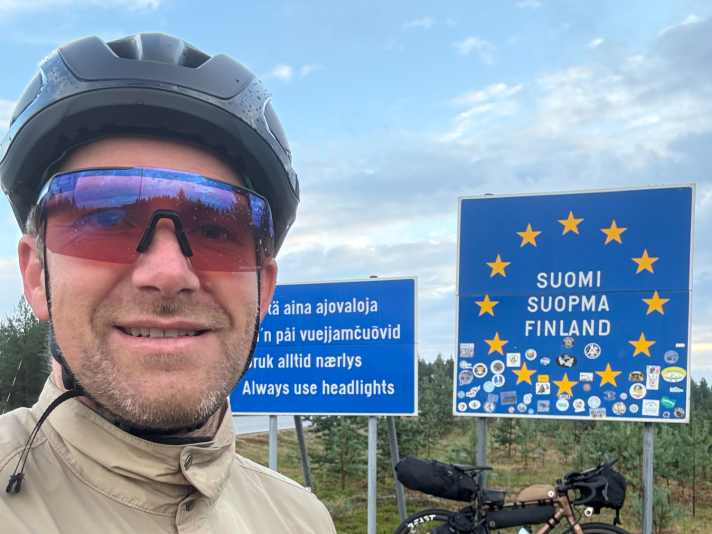 Après 120 kilomètres, Markus atteint la frontière finlandaise. Encore 7680 kilomètres jusqu'à la côte atlantique au Portugal !