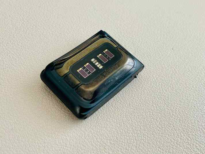 Der Sensor wiegt 13 Gramm und erfasst am Handgelenk Daten wie Herz- und Atemfrequenz.