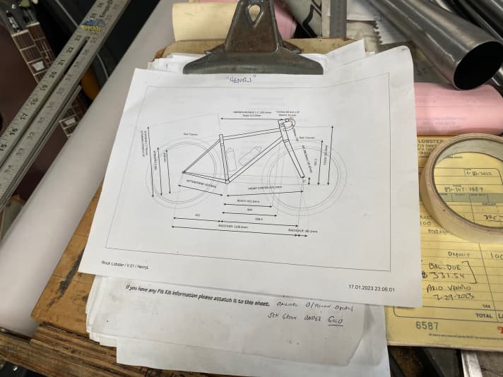 Modern technology makes it possible: just days later, the construction plan was printed out on Paul Sadoff's workbench. After months of theory, the production of the frame began.