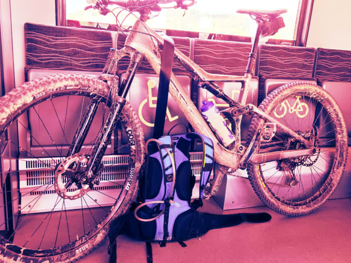 Da Alberts Bike beim letzten Versuch, 3000 Höhenmeter in einem Rutsch zu fahren, beschädigt wurde, musste er diesmal auf einem Leihbike in den Rückkampf ziehen.