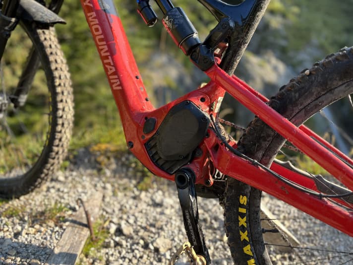 A hefty bike: the in-house Dyname 4.0 Mountain Bike Drive motor is one of the most powerful on the market. However, the pulley causes the cranks to feel a bit rough and generates some noise. The large 720 Wh battery provides a long range.
