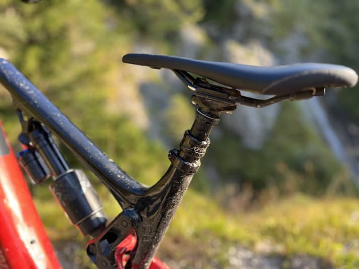 The Race Face Aeffect R Dropper has 175 millimetre travel in the L-frame. The mud made things difficult for her, but she was always able to get going again.