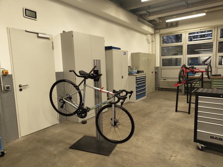 European Cycling Cup 2024: An electronic Di2 with rear derailleur and front derailleur was to be set up and adjusted on the racing bike.