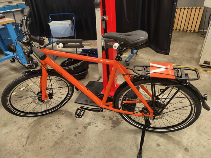 On this trekking bike, the participants should replace the mechanical brake with a hydraulic disc brake, shorten the brake line and bleed the system.
