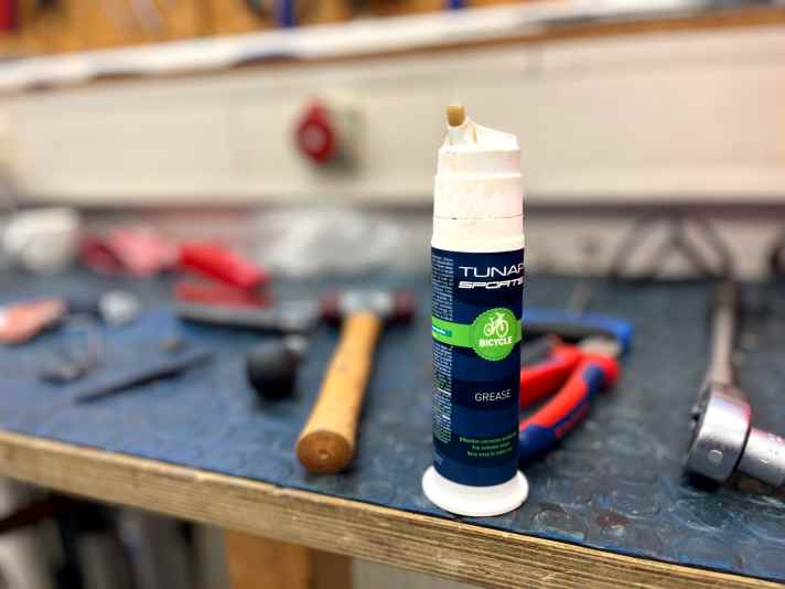The packaging makes the difference. The bearing grease from Tunap Sports.