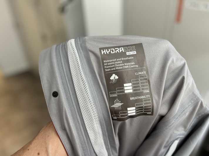 Manufacturer's label on the inside of the rain suit. We say: The self-assessment is correct.