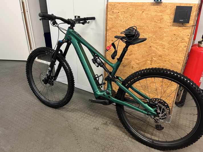 We bike testers are often asked: "Can you actually keep the bikes?". It would be nice! Of course not. Here the Levo SL is waiting to be picked up.