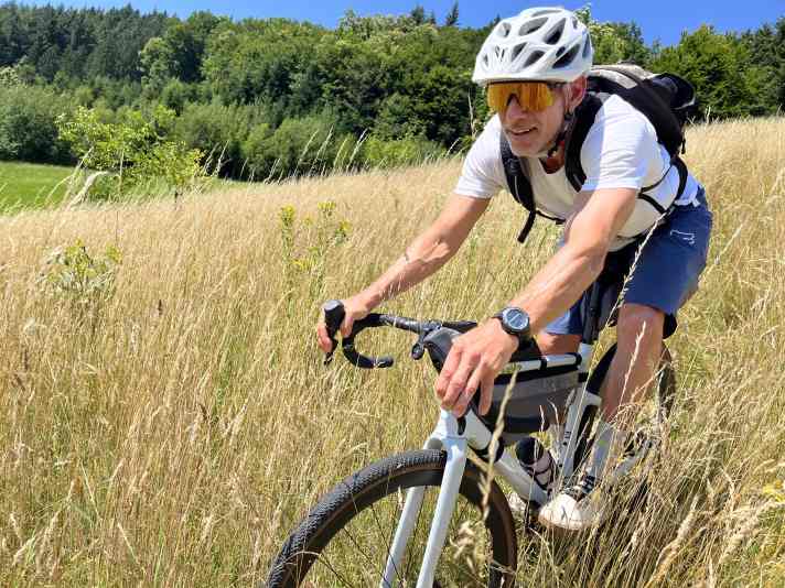 Oh God: flat pedals. And rucksack. And baggy shorts. And MTB helmet! Am I cancelled now?