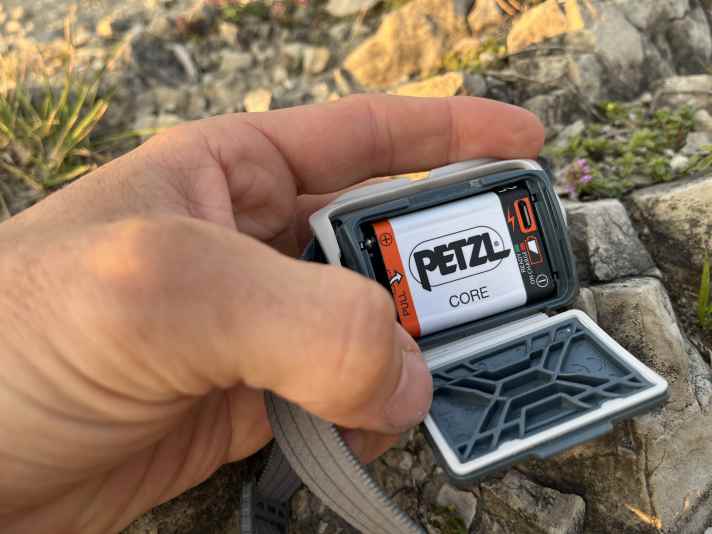 Nie wieder ohne Akku. Batterien sind Murks, hier kann man per Micro-USB aufladen. Seht ihr den Slot?