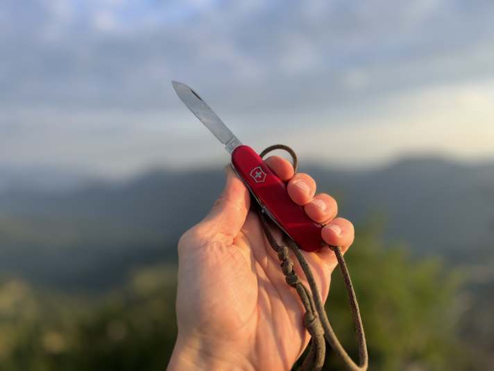 Der Klassiker: Das Schweizer Messer, hier in der “Ranger”-Variante. Tipp: Eine Schnur hilft dabei das Messer beim Kramen im Rucksack etc. schneller zu finden.