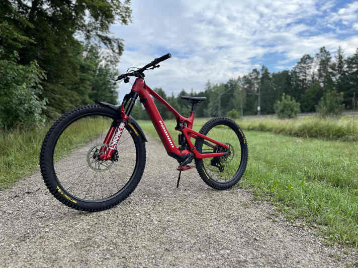 Jungfernfahrt mit dem neuen Propain Sresh SL mit Mullet-Bereifung. Eigentlich hatte ich den Rahmen in weiß konfiguriert, doch der war schon vergriffen. Dann eben in rot - gefällt mir besser als vermutet.