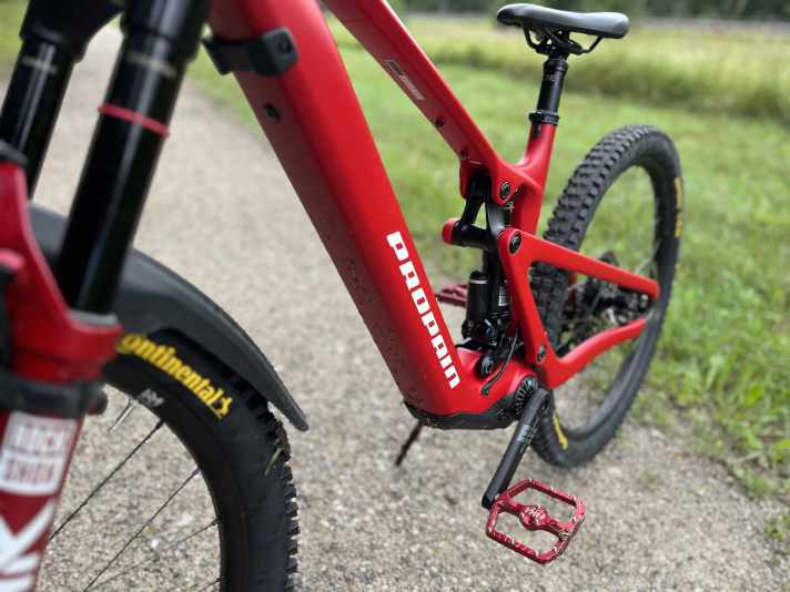 Im Unterrohr steckt der kleine 360 Wattstunden Akku. So kommt mein Sresh ohne Pedale auf 19,3 Kilo. Not bad, eh? Leider war Moon Shine Glanz nicht mehr verfügbar.