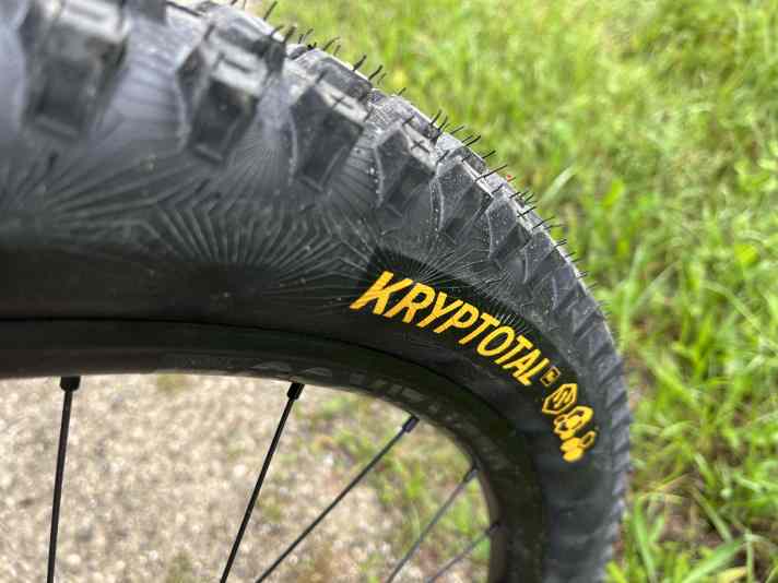 The Continental Kryptotal in Enduro casing. The trail casing version was not available for selection in the configurator.