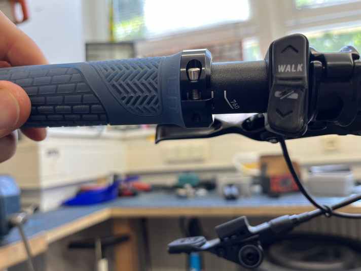The markings on the underside of the handlebars are easy to recognise. To shorten the handlebars to 760 millimetres, turn the handle clockwise until the edge of the clamp is flush with the marking. Then simply tighten the Allen screw - done!