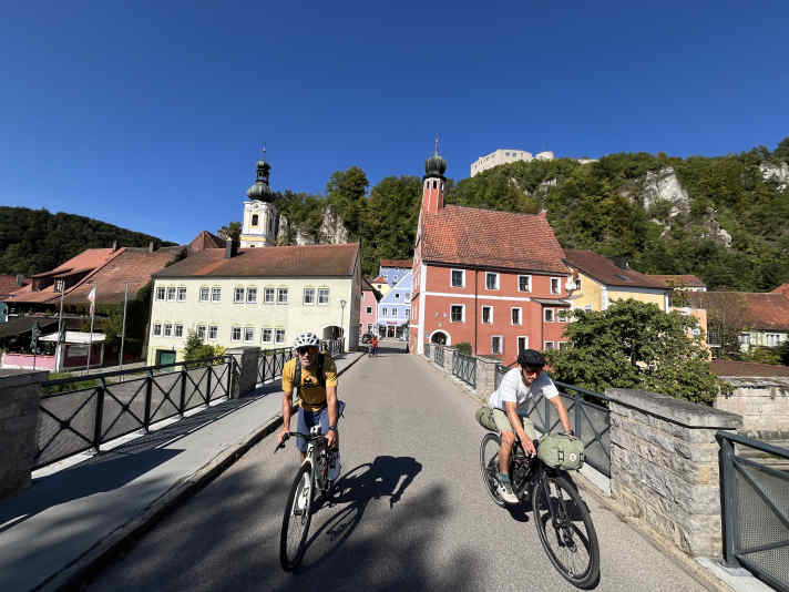 Oh my, how beautiful! And both comedians in the photo. In Kallmünz/Upper Palatinate.