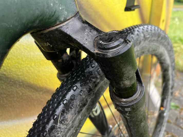 Wackel, wackel: Die Federgabel hat merkliches Buchsenspiel. Schade: Der Lockout-Hebel bewirkt kein konsequentes Lockout - das nervt beim Wiegetritt.