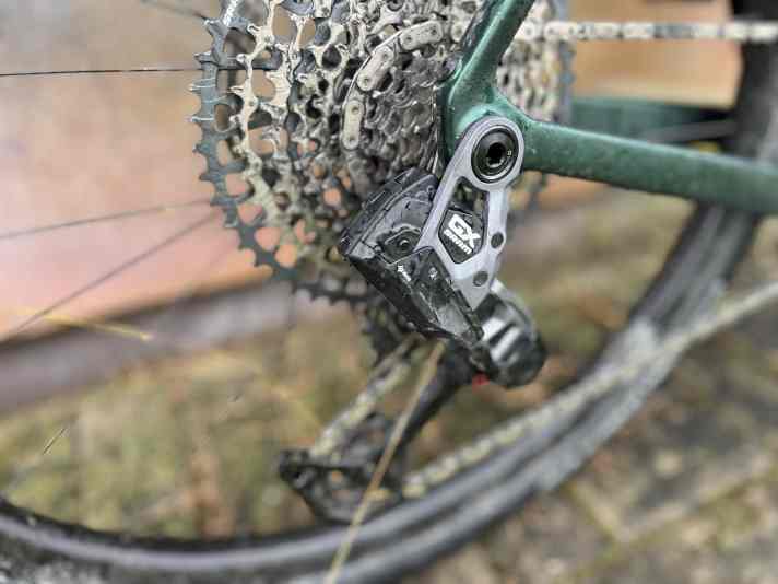 Queek, queek! Die AXS Schaltung von Sram erledigte ihren Job gut. Ob der Akku den ganzen Weg von München bis an die Ostsee ohne Akku-Ladung gehalten hätte? Interessant wäre es gewesen, doch das Riskiko wollte ich nicht eingehen und hängte den Mini-Akku währen der Tour an den Strom.