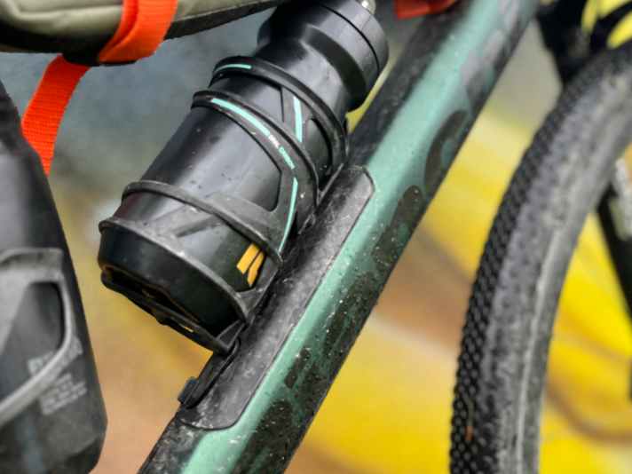 Unter der Flasche versteckt sich das Staufach. Die Bedienung funktioniert einwandfrei.