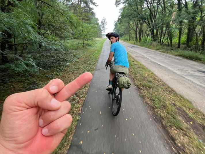 Que se passe-t-il ? On ne peut jamais exclure les conflits pendant un voyage. Il faut toutefois, dès le choix de son compagnon de voyage, se demander si vous êtes bien assortis. Le type au doigt et celui à vélo ne semblent pas l'être – du moins pas dans cette situation.