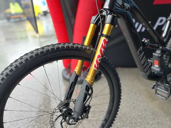 Schicke Optik, doch kann die neue Gabel mit Fox Podium und Co. mithalten. Wir wollen das bald herausfinden.