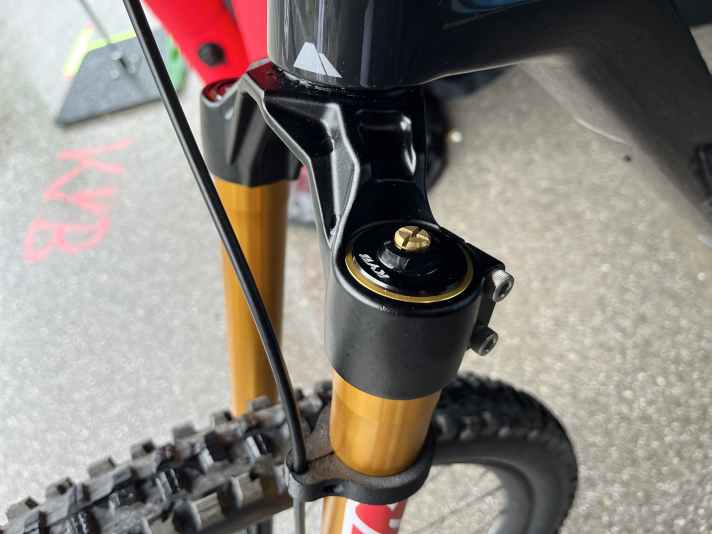 There is a conventional steel coil spring in the left fork leg. As is also common in the motocross sector.
