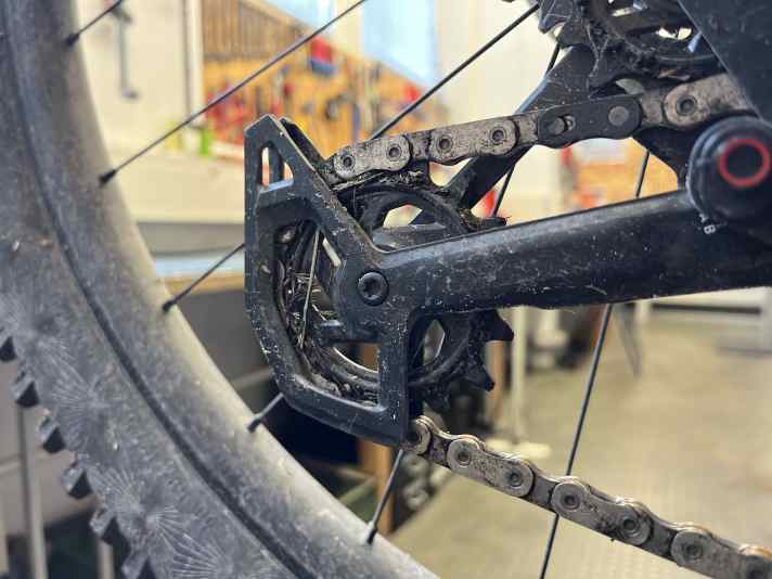 Is the gearshift pulley that dirty for you too? A slotted screwdriver can help.