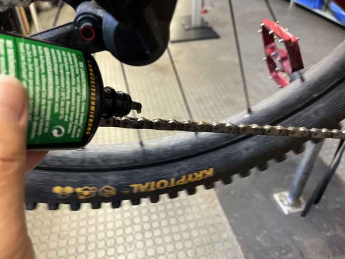 Apply, drip and turn the crank at the same time so that the oil is evenly applied to the chain.