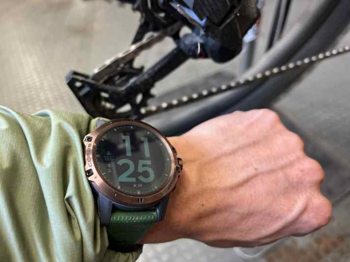 Now you can wait a few minutes. It helps to turn the crank and shift up and down so that the oil is evenly distributed.