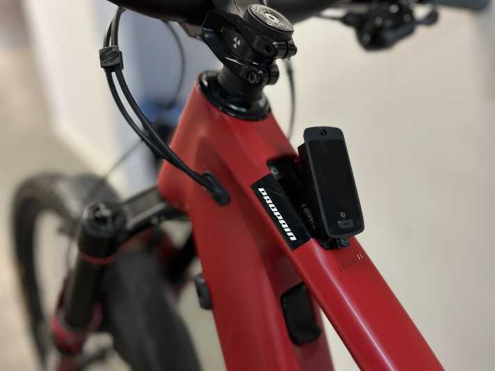 Display ausbauen bringt auch nix. Irgendwie ist Wasser in das LED Display eingedrungen. Garantiefall!.