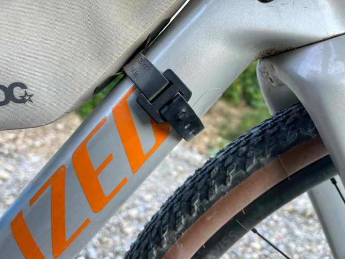 Kritik gibts für die Befestigungs-Straps. “Eher unhandlich”.