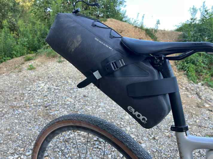 Un principe qui a fait ses preuves : les deux sangles latérales s'enroulent autour du cadre de la selle, tandis que la sangle centrale s'enroule autour de la tige de selle.
