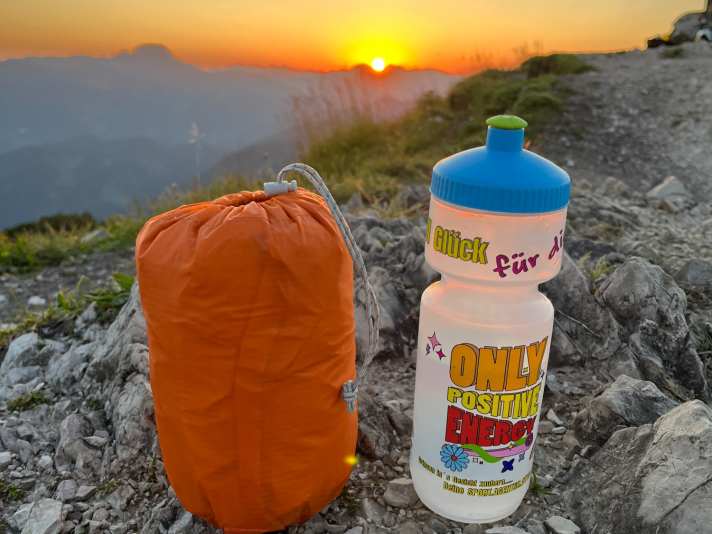 Kleiner als eine 0,5-Trinkflasche, nur etwas dicker. Checkt den Sonnenaufgang im Hintergrund.